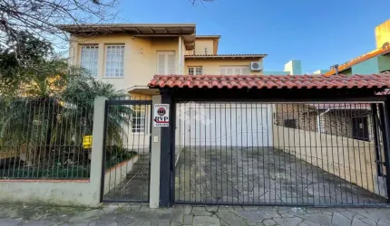 Casa 4 quartos, dependência completa, piscina, elevador, 4 vagas cobertas no Cristal.