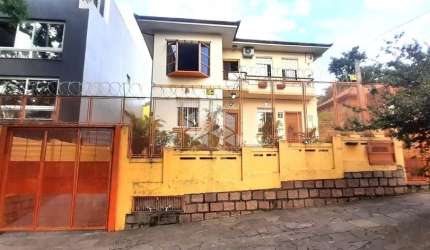 Casa em área total de 643,48 metros quadrados no bairro Menino Deus a venda, a metros do Mãe de Deus
