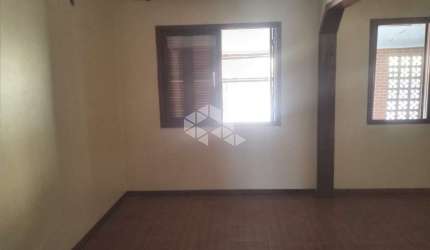 Casa de 3 dormitórios reformada, 62 m2 com 1 suíte, 1 vaga garagem coberta