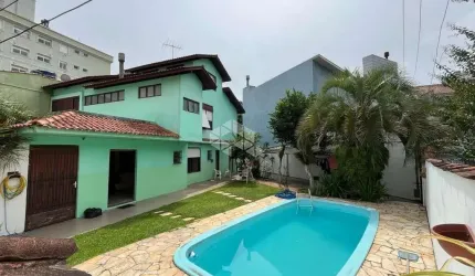 Amplo imóvel com piscina