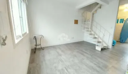 Casa Sobrado, 2 dormitórios, 1 vaga de estacionamento no Bairro Tristeza.