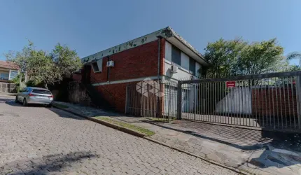 Se você procura um imóvel que possa ser a sede da sua empresa ou o lar dos seus sonhos em um local nobre de Porto Alegre, esta ampla casa é perfeita p