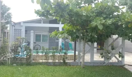 Excelente casa de praia completa, com pátio e piscina na frente em Atlântida Sul