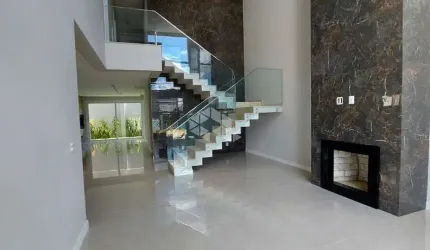 Excelente casa em condomínio de alto padrão em canoas.
