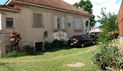 casa de esquina em frente a escola Marista