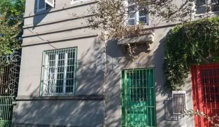 Sobrado a venda no bairro  Floresta. Com 3 dormitórios 2 banheiro com pátio nos fundos