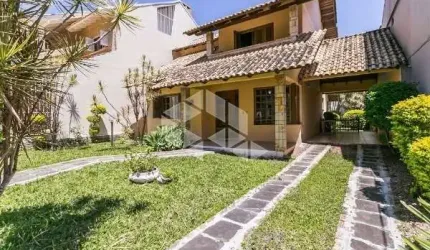 Casa 5 dormitórios, sacada, churrasqueira, pátio, Jardim Planalto, Porto Alegre