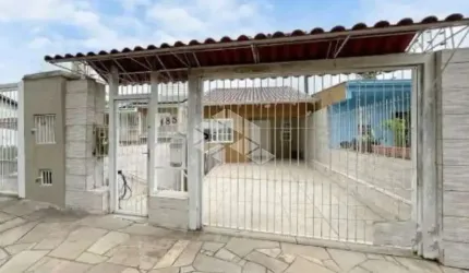 Casa 03 dormitórios,  02 vaga,  com pátio, bairro Medianeira
