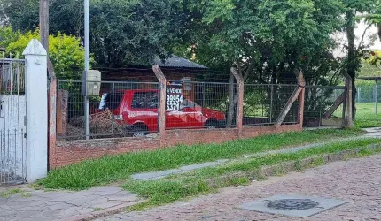 Casa com 2 dormitórios, 1 banheiro, pátio,  no Morro Santana.