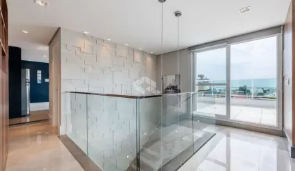 Cobertura com 3 suites e 3 vagas com vista para o Guaíba no bairro Menino Deus.