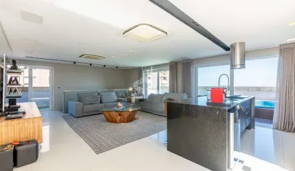 Cobertura de 500 m² na Rua Santo Inácio, com vista espetacular do Guaíba e reforma impecável, oferecendo sofisticação, conforto e luxo.