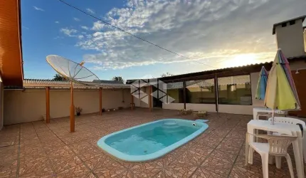 Casa com piscina e quiosque