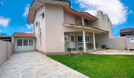 Casa com piscina próxima à Unisc