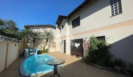 CASA 03 DORMITÓRIOS COM PISCINA PRÓXIMA AO CENTRO