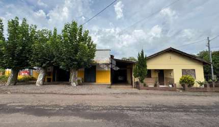 Casa com 3 dormitórios, pátio e espaço comercial em Vera Cruz