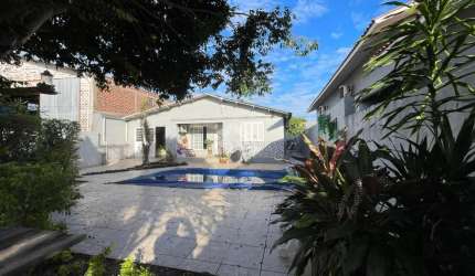 Casa 03 dormitórios e piscina próximo ao Clube Vera Cruz