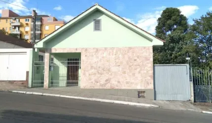 Casa à venda no Centro de Santa Maria.