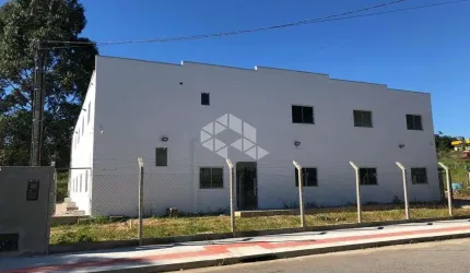 PRÉDIO COMERCIAL NO BAIRRO FORQUILHAS, EM SÃO JOSÉ, SC, MEDINDO 700M² DE ÁREA TOTAL, 02 PAVIMENTOS, E 15 VAGAS DE GARAGEM