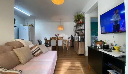 APARTAMENTO NO BAIRRO CENTRO, EM SÃO JOSÉ, SC, SACADA, CHURRASQUEIRA, 02 DORMITÓRIOS SENDO 01 SUÍTE, E 01 VAGA DE GARAGEM.