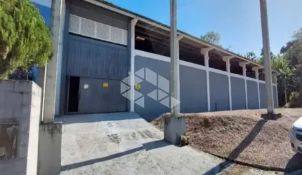 PAVILHÃO NO BAIRRO POTECAS, EM SÃO JOSÉ, SC, MEDINDO 1,100M² DE ÁREA TOTAL.