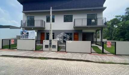 CASA SOBRADO LOTEAMENTO LISBOA I I I, NO BAIRRO FORQUILHAS, EM SÃO JOSÉ, SC, SACADA, 02 DORMITÓRIOS SENDO 02 SUÍTES, 02 VAGAS DE GARAGEM.