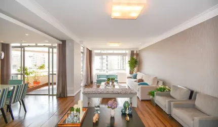 APARTAMENTO NO BAIRRO CENTRO, EM FLORIANÓPOLIS, SC, SEMI-MOBILIADO, COM SACADA, 05 DORMITÓRIOS SENDO 01 SUÍTE, E 02 VAGAS DE GARAGEM.