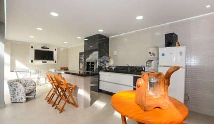 CASA RESIDENCIAL NO BAIRRO FORQUILHAS, EM SÃO JOSÉ, SC, MOBILIADA, COM 160m² PRIVATIVOS, 03 DORMITÓRIOS SENDO 02 SUÍTES, E 05 VAGAS DE GARAGEM.