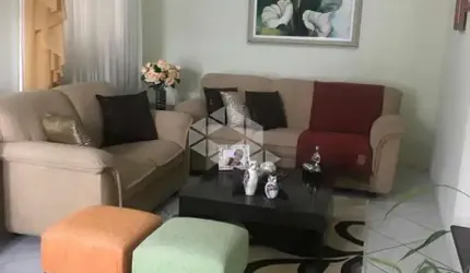 CASA RESIDENCIAL NO BAIRRO BARREIROS, EM SÃO JOSÉ, SC, COM AMPLO QUINTAL, CHURRASQUEIRA, 03 DORMITÓRIOS, SENDO 01 SUÍTE, E 04 VAGAS DE GARAGEM.