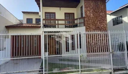 CASA NO BAIRRO CANTO, FLORIANÓPOLIS, SC, 05 DORMITÓRIOS, 01 SUÍTE, 04 VAGAS DE GARAGEM.