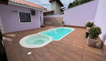 CASA RESIDENCIAL NO BAIRRO FORQUILHAS, EM SÃO JOSÉ, SC, SEMI-MOBILIADA, ESPAÇO GOURMET, CHURRASQUEIRA, 02 DORMITÓRIOS, 04 VAGAS DE GARAGEM