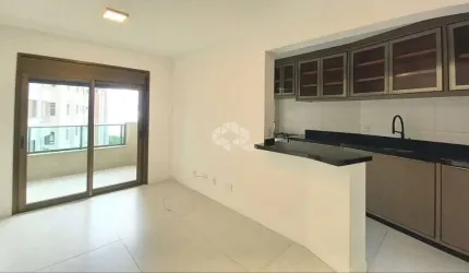 APARTAMENTO NO BAIRRO AGRONÔMICA, EM FLORIANÓPOLIS, SC, VISTA PARCIAL MAR, SACADA, CHURRASQUEIRA, 02 QUARTOS SENDO 01 SUÍTE, 02 VAGAS GARAGEM.