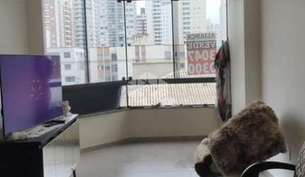 APARTAMENTO NO BAIRRO KOBRASOL, EM SÃO JOSÉ, SC, SEMI-MOBILIADO, SACADA, 03 QUARTOS SENDO 01 SUÍTE COM HIDROMASSAGEM, 02 VAGAS DE GARAGEM.