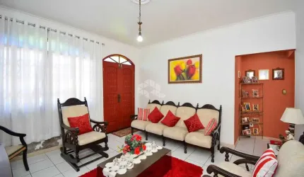 CASA RESIDENCIAL NO BAIRRO BARREIROS, EM SÃO JOSÉ, SC, SEMI-MOBILIADA, ESPAÇO GOURMET, CHURRASQUEIRA, 05 DORMITÓRIOS SENDO 01 SUÍTE, 04 VAGAS GARAGEM.
