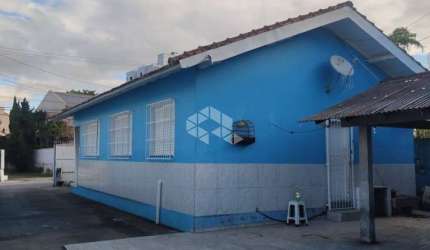 CASA NO BAIRRO PRAIA COMPRIDA, EM SÃO JOSÉ, SC, 06 DORMITÓRIOS, 04 KITNETS, USO COMERCIAL.