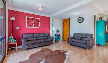 Casa com 3 ANDARES, 3 Dormitórios/SUÍTES, TERRAÇO e 3 vagas de garagem.