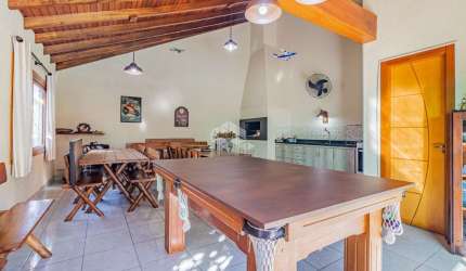 Sobrado à venda com 3 dormitórios/Quartos, sendo 2 suítes. Piscina. Garagem coberta
