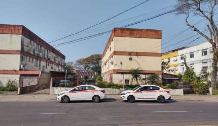 Térreo, amplo apartamento 2 dormitórios e garagem coberta. Em frente ao Zaffari CESTTO.