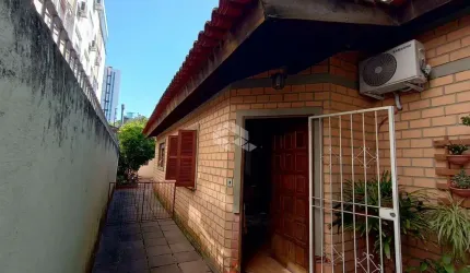 Terreno 255m² com 2 casas. Garagem para até 4 carros no bairro Rio Branco.