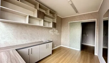 Sala com 03 ambientes na Cristóvão, Floresta.