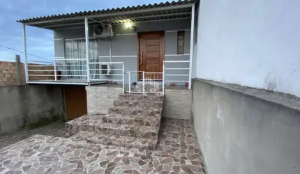Casa na Mario Quintana de 2 dorm, 1  banheiro, churrasqueira, 3 vagas de carro