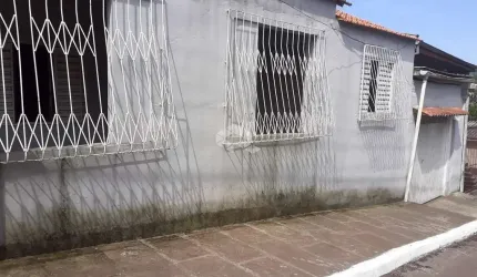 Terreno com 03 Casas todas de material com 02 vagas de garagem coberta e pátio interno  - Partenon PUCRS