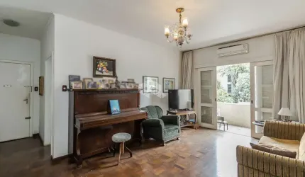 Apartamento no bairro Auxiliadora com 125 m2 privativos,  3 dormitórios, ampla sala com sacada , cozinha e dependência de serviço separada