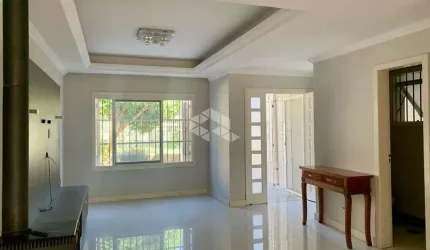 Casa com 3 dormitórios, 221m², desocupada e com piscina, no Bairro Guarujá na Zona de Porto Alegre.