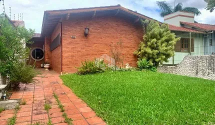 Casa térrea à venda, com 470 m², 3 dormitórios, 5 banheiros e 8 vagas
