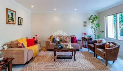 Casa com 3 dormitórios e amplo patio arborizado com piscina no Bairro Vila Assunção