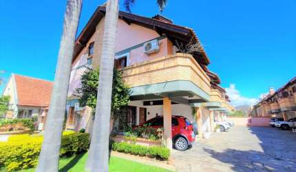 Casa em condomínio com 03 dormitórios, sendo 01 suite e 02 vagas no bairro Tristeza