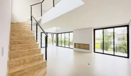 Casa nova com 266m², 4 suítes e piscina em condomínio fechado com infra na zona sul de Porto Alegre.