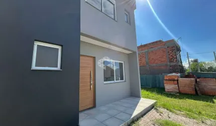 Casa estilo sobrado em condomínio fechado com infra, 2 suítes, pátio e 2 vagas