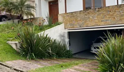 Residência em condomínio de alto padrão.