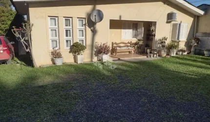 Casa 3 quartos, sala 2 ambientes, copa cozinha, 10 vagas, pátio com piscina.